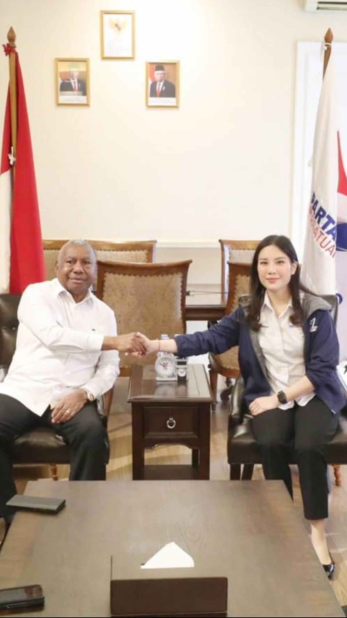 Partai Perindo resmi mendeklarasikan dukungan kepada&nbsp;Dominggus Mandacan dan Mohamad Lakotani Sirua bacagub dan bacawagub dalam Pilgub Papua Barat 2024.&nbsp;Foto: Merdeka.com/Arie Basuki