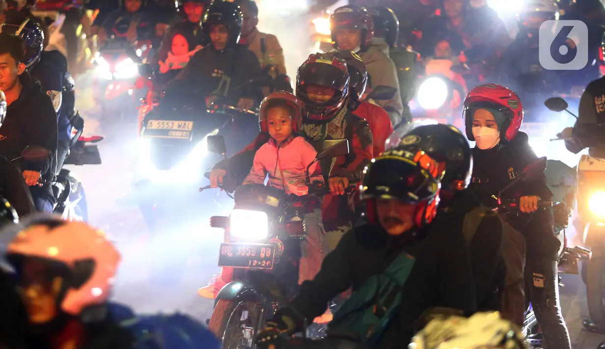 Sejumah pemudik membawa anak-anak dengan sepeda motor untuk merayakan Lebaran Idul Fitri 1445 H di kampung halaman. (Liputan6.com/Angga Yuniar)