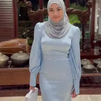 Aurel Hermansyah kembali mencuri perhatian publik dengan penampilannya yang anggun dan memukau saat menghadiri pernikahan putri Ketua MPR RI, Zulkifli Hasan, dan Zumi Zola. [@aurelie.hermansyah].
