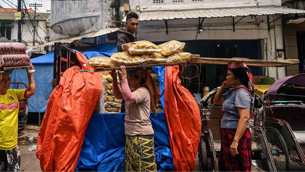FOTO: Potret Perjuangan Buruh Angkut Perempuan Mencari Nafkah  di Surabaya