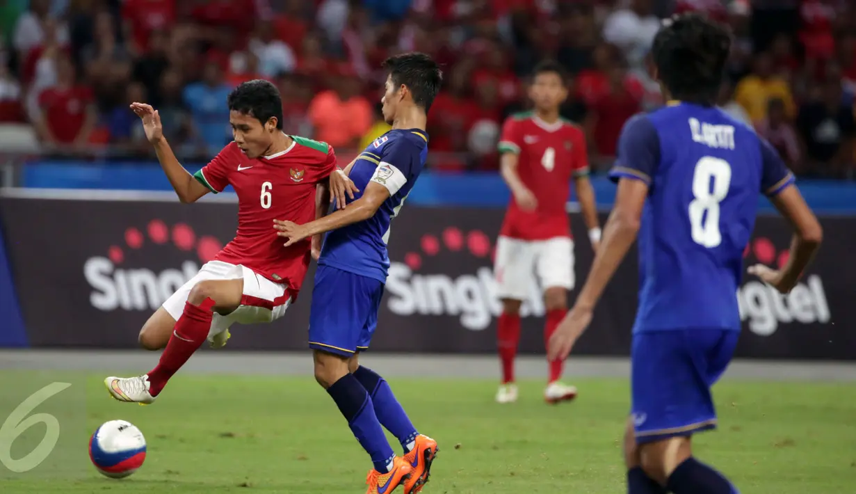 Gelandang timnas Indonesia U-23, Evan Dimas Darmono (kiri) mencoba melewati Sarch Yooyen (Thailand) di semifinal sepak bola SEA Games ke-28 di National Stadium Singapore, Sabtu (13/6/2015). Indonesia kalah 0-5. (Liputan6.com/Helmi Fithriansyah)