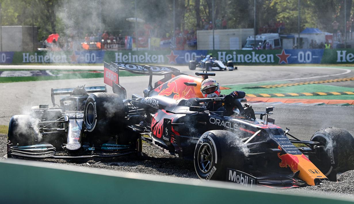 Dua mobil tersebut akhirnya berhenti di gravel. Mereka bahkan sama-sama meninggalkan mobil dalam keadaan saling bertumpukan. (Foto: AFP/Andrej Isakovic)