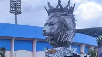Kerangka monumen Korban Kanjuruhan sedang dikerjakan. Lokasinya bersebelahan dengan patung Singa yang ada di area depan Stadion Kanjuruhan. (Bola.com/Iwan Setiawan)