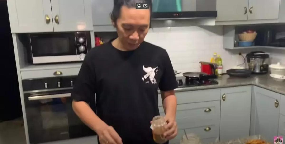 7 Potret Dapur di Rumah Bimbim Slank, Dilengkapi Mini Bar Bernuansa Klasik dengan Toples Jadul