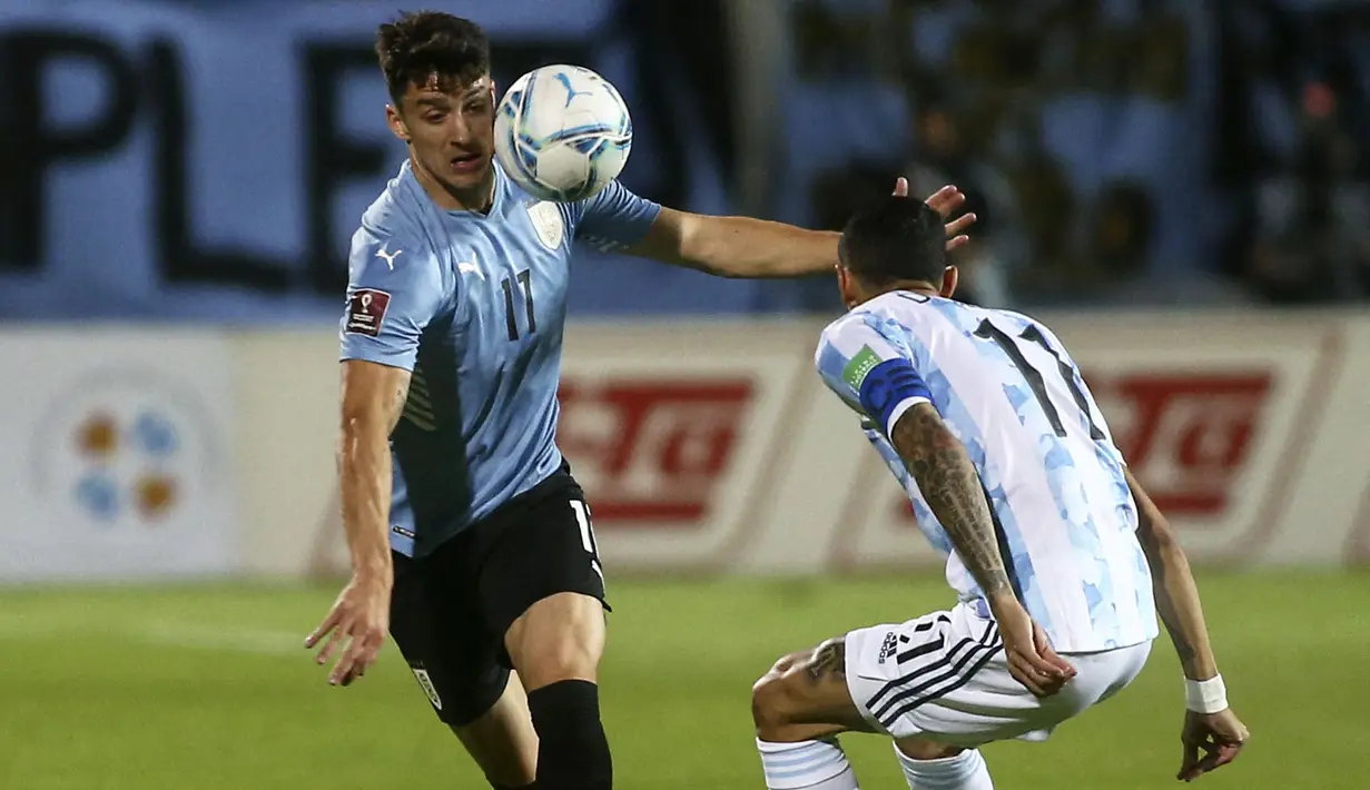 Memasuki babak kedua, Argentina masih berada di bawah tekanan Uruguay. Joaquin Piquerez (kiri) tercatat mampu beberapa kali membahayakan gawang Albiceleste yang dijaga Emiliano Martinez. (AFP/Pool/Ernesto Ryan)