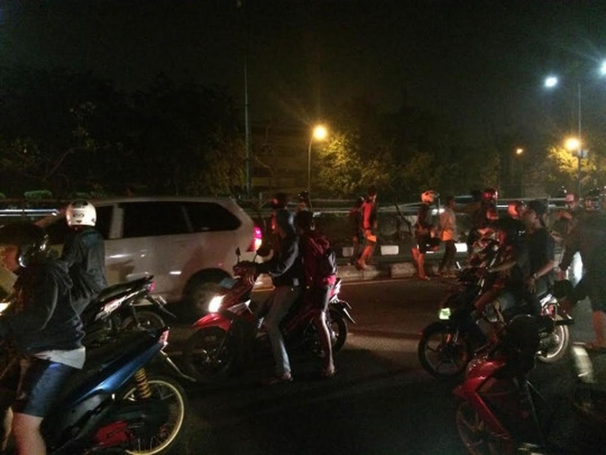 Beginilah aksi anarkis massa mencari pendukung Persib di jalan tol