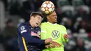 Pemain Salzburg Maximilian Woeber (kiri) brebut bola dengan pemain Wolfsburg Lukas Nmecha pada pertandingan Grup G Liga Champions di Stadion Volkswagen Arena, Wolfsburg, Jerman, 2 November 2021. Wolfsburg menang 2-1. (AP Photo/Michael Sohn)