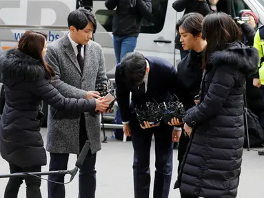 Kpop Idol, Seungri tiba untuk menjalani pemeriksaan di Kantor Polisi Metro Seoul, Kamis (14/3). Pihak polisi Korea Selatan memeriksa mantan personel Big Bang  tersebut dalam kasus dugaan suap layanan seksual. (REUTERS/Kim Hong-Ji)