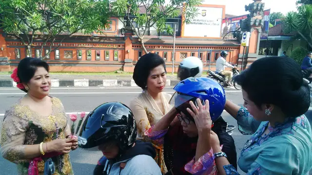 Hari Ibu, Polwan-polwan Cantik Bagikan Mawar dan Helm di Bali