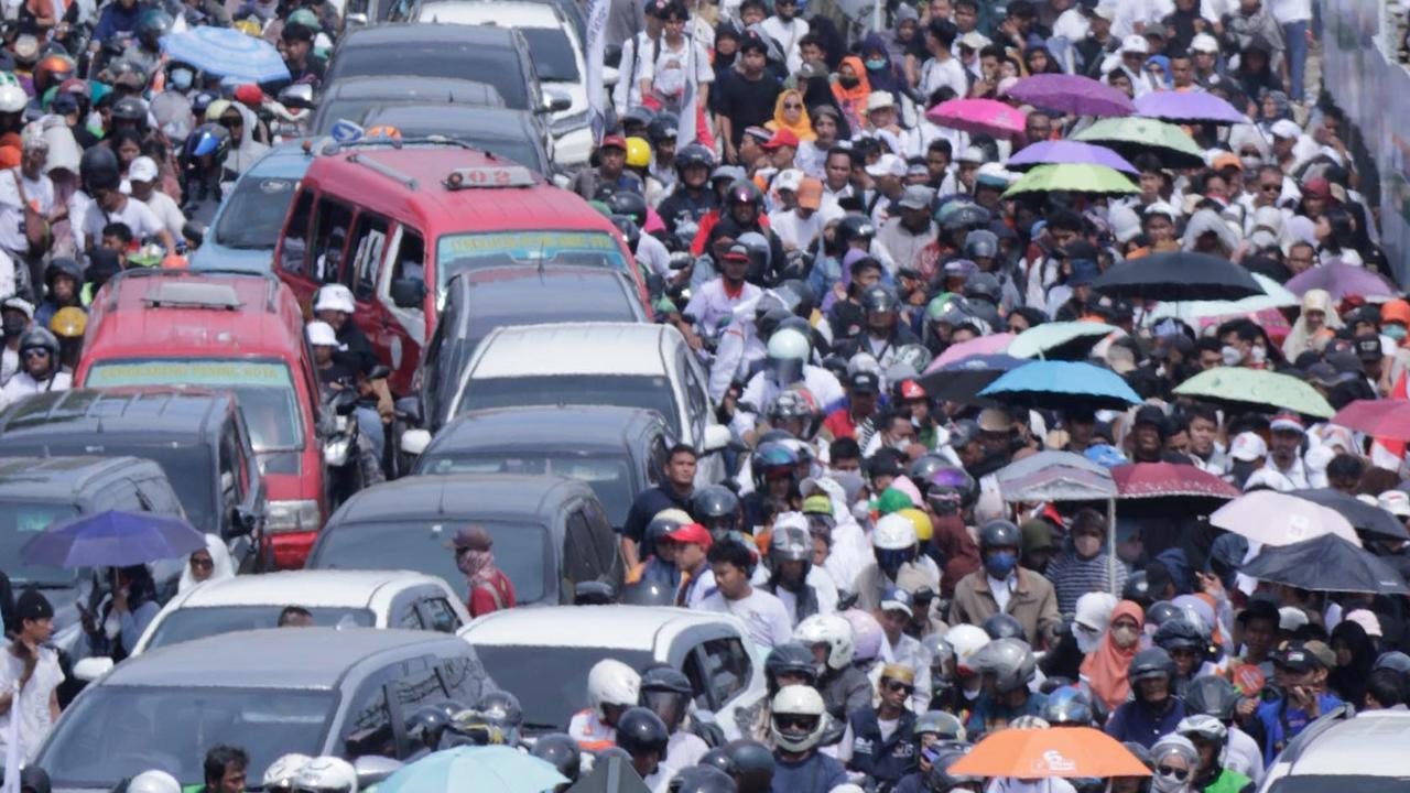 FOTO: Begini Kemacetan Parah di Sekitar JIS Usai Kampanye Akbar Anies-Muhaimin, Pendukung Jalan Kaki Berkilo-kilometer