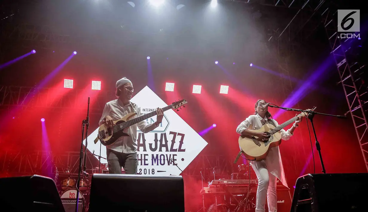 Musisi Endah N Rhesa saat tampil dalam Java Jazz on The Move di Jakarta, Kamis (15/2). Duo musisi ini dikenal dengan tembang-tembangnya yang intim dan romantis. (Liputan6.com/Faizal Fanani)
