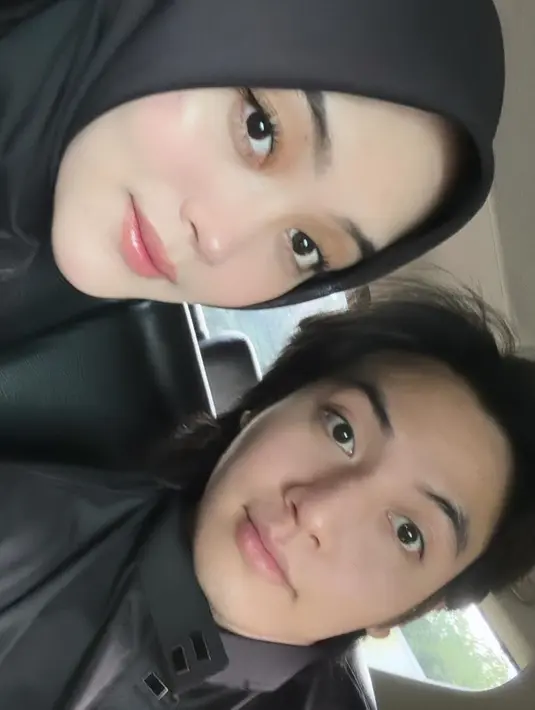 Putri dan Jeffry begitu menikmati waktu berdua, dari ngabuburit hingga bermain game online setelah acara buka puasa bersama. Ada netizen yang menyebut keduanya punya paras yang mirip di foto selfie ini. Ada pula yang mendoakan Jeffry bisa menjadi mualaf. (Liputan6.com/IG/@putridelinaa)