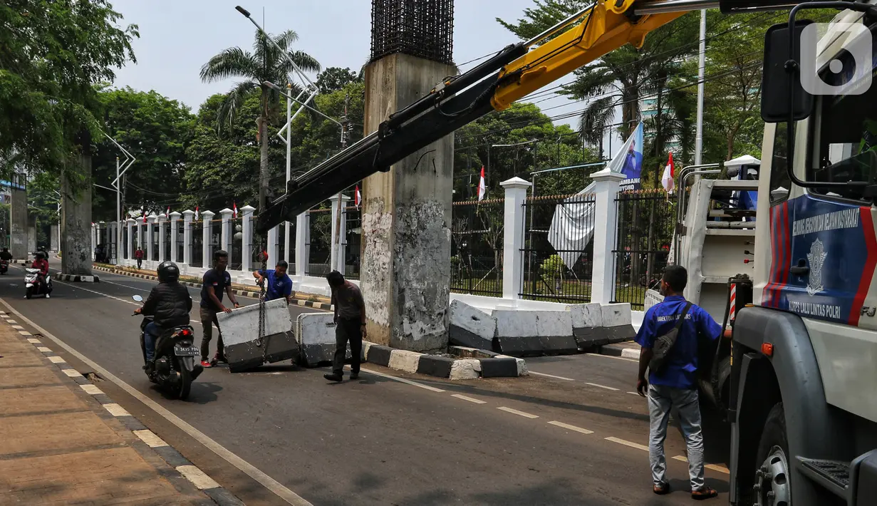 Polisi bersiaga di sekitar Gedung DPR RI, Jakarta, Kamis (17/10/2019). Direktorat Lalu Lintas Polda Metro Jaya kembali menutup sejumlah ruas jalan menuju kawasan Gedung DPR RI jelang pelantikan Presiden dan Wakil Presiden terpilih. (Liputan6.com/JohanTallo)
