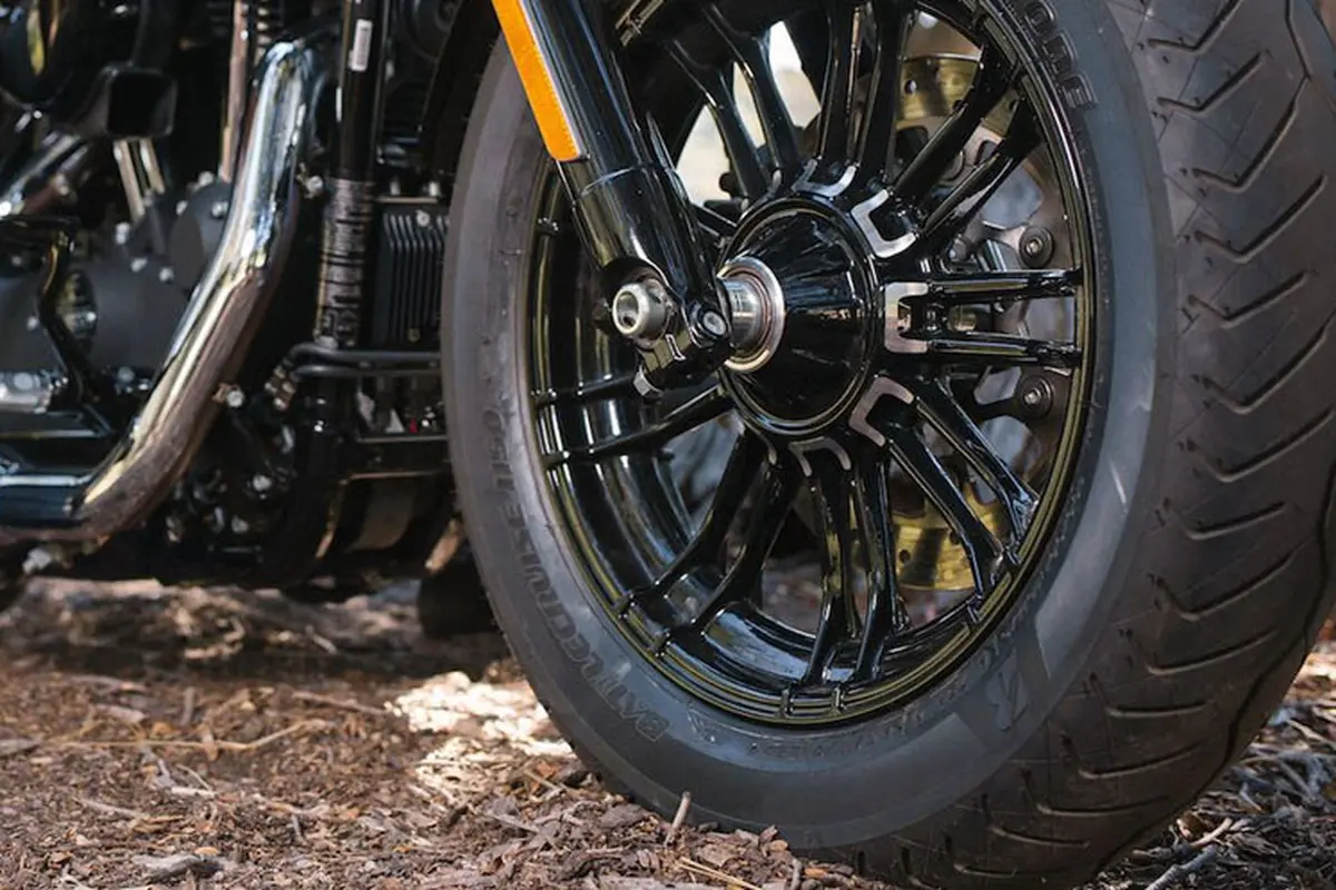 Ilustrasi ban sepeda motor (Young Choppers)
