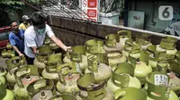 Pekerja melakukan bongkar muat tabung elpiji atau LPG 3 kilogram di agen gas kawasan Rawasari, Jakarta, Senin (19/9/2022). Pengurangan jumlah tabung gas melon akan dilakukan secara bertahap. (merdeka.com/Iqbal S. Nugroho)