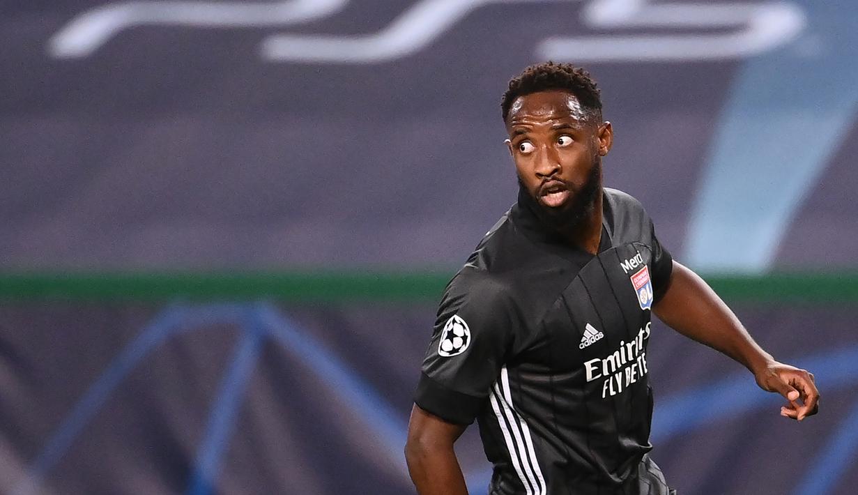 2. Moussa Dembele - Striker berusia 24 tahun ini tampil memukau saat Olympique Lyon menghadapi Manchester City di perempat final liga Champions 2019/2020. Dua golnya ke gawang Manchester City membuat tim asal Inggris itu tersingkir dari Liga Champions. (AFP/Franck FIfe/pool)