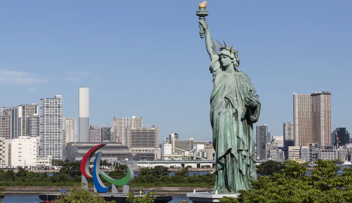 Simbol Paralimpiade "Three Agitos" terlihat dipasang di Taman Laut Odaiba, Tokyo pada Jumat (20/8/2021). Paralimpiade Tokyo 2020 berlangsung 24 Agustus hingga 5 September mendatang setelah ditunda setahun akibat pandemi Covid-19. (Yuichi Yamazaki/Pool Photo via AP)