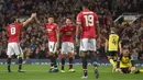 Para pemain Manchester United merayakan gol Jesse Lingard saat melawan Burton Albion pada laga Piala Liga Inggris di Old Trafford, Manchester (20/9/2017). MU menang 4-1. (AFP/Paul Ellis)