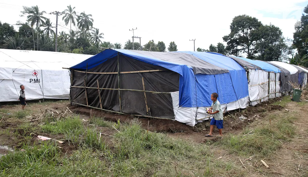 Anak-anak bermain di sekitar tenda Posko Pengungsi Rendang, Bali, Sabtu (2/12). Erupsi Gunung Agung membuat anak-anak tersebut terpaksa harus bermain di posko pengungsian dengan kondisi yang seadanya. (Liputan6.com/Immanuel Antonius)