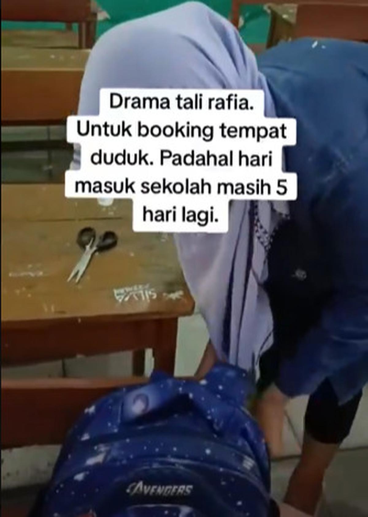 Demi Anak Dapat Barisan Depan di Kelas, Emak-emak Totalitas 'Booking' Kursi Pakai Rafia