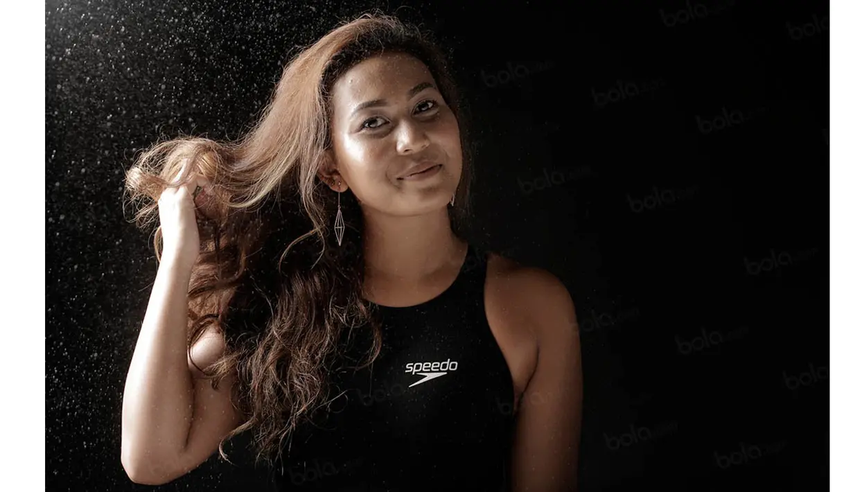 Perenang Indonesia, Raina Saumi Grahana, mengibaskan rambutnya saat sesi foto di Kantor Redaksi Bola.com, Jakarta, Senin (31/10/2016). (Bola.com/Peksi Cahyo)