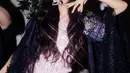 Pesona Jisoo BLACKPINK dibalut outfit bling bling saat di Coachella. Mana potret Jisoo yang paling jadi favoritmu? [Foto: Instagram/sooyaaa__]