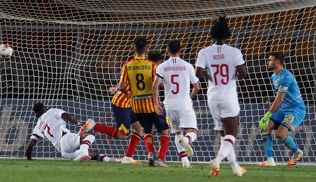 Pemain AC Milan, Rafael Leao, mencetak gol ke gawang Lecce pada laga Serie A di Stadion Via del Mare, Senin (22/6/2020). AC Milan menang 4-1 atas Lecce. (Spada/LaPresse via AP)