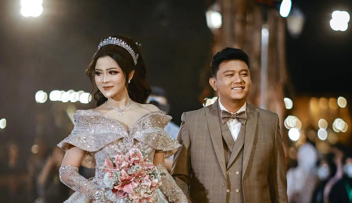 Acara Ngunduh Mantu dilanjutkan dengan resepsi yang tak kalah meriah. Kali ini, Bella Bonita dan Denny Caknan memilih tampilan yang lebih modern. [Foto: Instagram/
khadijahazzahra_makeup]