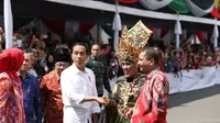 Presiden RI Joko Widodo bersama Menteri Pariwisata Arief Yahya dalam gelaran pamungkas Jember Faashion Carnaval (JFC) 2017. Foto: Kemenpar.