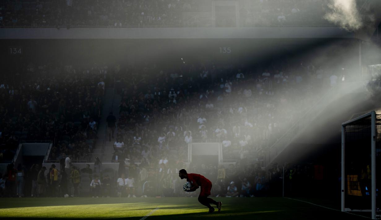 Kiper Los Angeles FC, Maxime Crépeau, menangkap bola saat melawan LA Galaxy. (AP/Kyusung Gong)