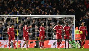Reaksi pemain Liverpool setelah kebobolan pada masa injury time dalam laga kontra Leeds United di Elland Road pada pekan ke-15 Premier League 2025/2026, Sabtu (6/12/2025) malam WIB. Liverpool harus puas bermain imbang 3-3 dalam pertandingan tersebut. (Oli SCARFF / AFP)