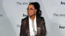 <p>Oprah Winfrey menghadiri pemutaran perdana The 1619 Project di Academy Museum of Motion Pictures, Los Angeles, California, Amerika Serikat, 26 Januari 2023. Winfrey mengenakan mantel dan celana cokelat mengkilap. (VALERIE MACON/AFP)</p>
