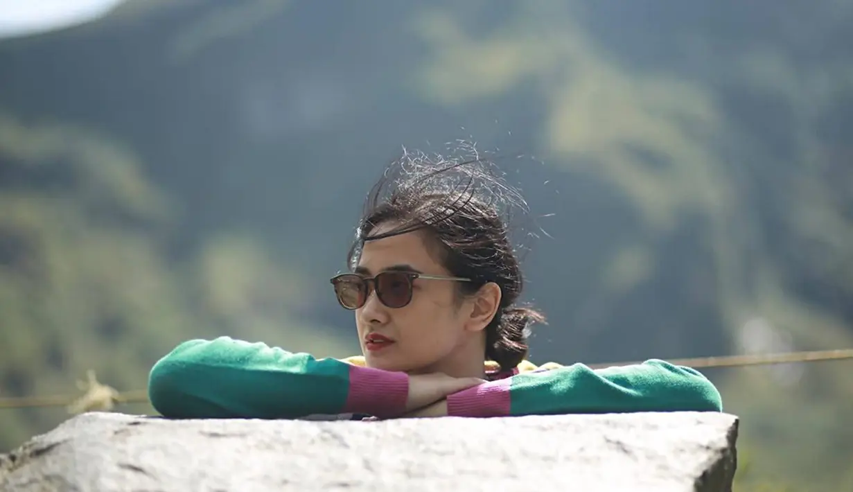 Sebagai model dan aktris Nadya Arina banyak mengisi waktu luangnya dengan travelling. Dalam media sosial Instagramnya, wanita pemilik nama lengkap Nadya Arina Pramudita ini mengunjungi lokasi wisata alam seperti curug maupun mendaki gunung. Dalam momen petualangannya ini ia pun kerap ditemani oleh sahabat hingga kekasih. (Liputan6.com/IG/@nadyaarina)