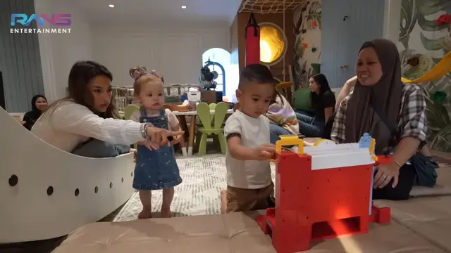 Kamari dan Rayyanza saat mereka akhirnya bertemu dalam satu frame, suasana menjadi sangat ceria (YouTube/Rans Entertainment)