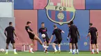 Para pemain Barcelona menghadiri sesi latihan di tempat latihan Joan Gamper di Sant Joan Despi, Senin (13/9/2021). Barcelona akan berhadapan dengan Bayern Munchen di Camp Nou pada matchday pertama grup E Liga Champions 2021/2022, Rabu dini hari 15 September 2021. (Josep LAGO/AFP)