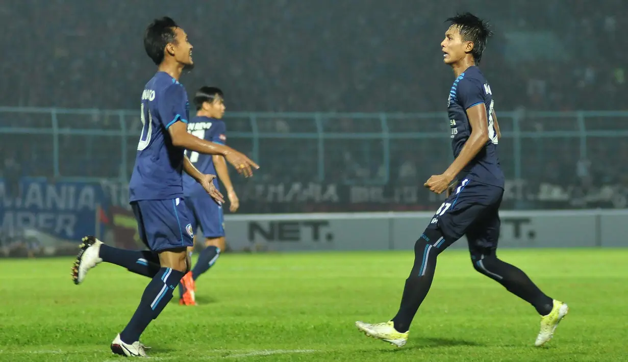 Sunarto dan Ahmad Alfarizi batal merayakan gol kedua Arema Cronus ke gawang Sriwijaya FC karena dianulir wasit dalam semifinal Torabika Bhayangkara Cup 2016 di Stadion Kanjuruhan, Kabupaten Malang, Kamis (31/3/2016). (Bola.com/Iwan Setiawan)