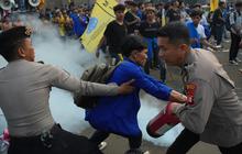 FOTO: Demo PMII di DPR Berujung Ricuh