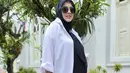 <p>Kali ini Syahrini terlihat begitu glamor dengan paduan nuansa monokrom. Dress hitam dan outer putih jadi pilihan gaya yang sempurna. [Foto: Instagram/ Princess Syahrini]</p>