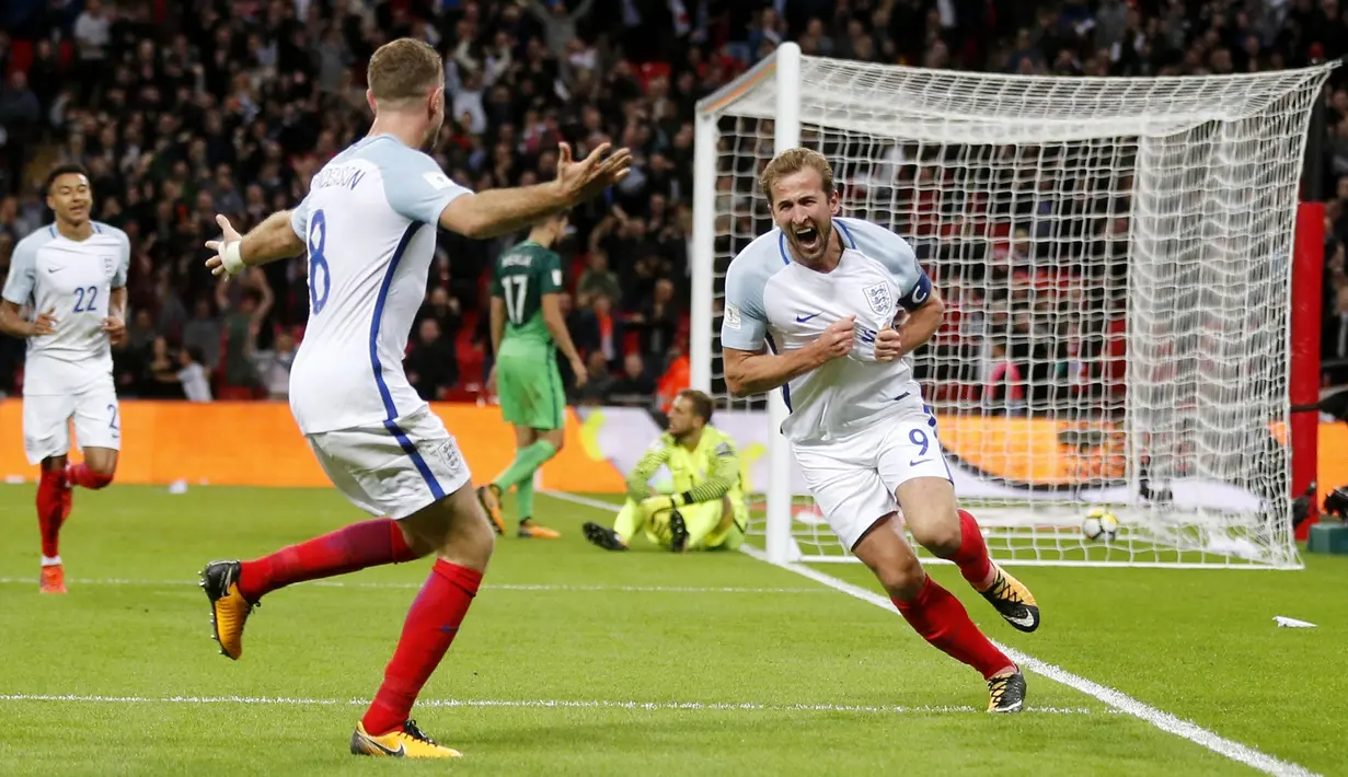Striker Inggris, Harry Kane, melakukan selebrasi usai mencetak gol ke gawang Slovenia pada laga Kualifikasi Piala Dunia 2018 di Stadion Wembley, Kamis (5/10/2017). Inggris menang 1-0 atas Slovenia. (AP/Frank Augstein)