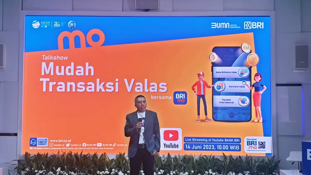 Direktur Jaringan dan Layanan BRI Andrijanto dalam acara Talkshow Mudah Transaksi Valas Bersama BRImo, Jakarta, Rabu (14/6/2023). (Sulaeman/Merdeka.com)