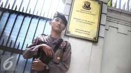 Petugas kepolisian berjaga didepan Kedutaan Besar Filipina, Jakarta, Kamis (14/7). Dalam aksinya mereka menuntut agar ABK WNI yang disandera di Filipina dibebaskan serta Aksi ini digelar sebagai bentuk solidaritas kaum buruh. (Liputan6.com/Faizal Fanani)