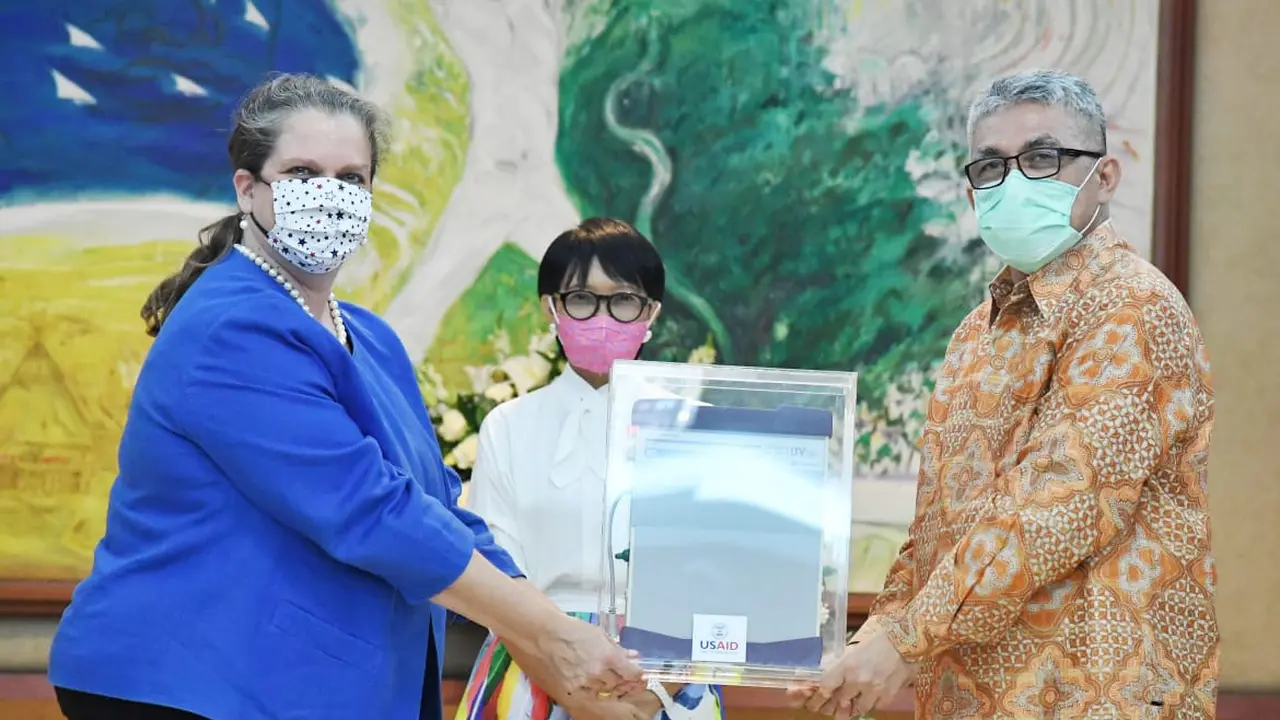 Penyerahan simbolis ventilator dari AS ke Indonesia.