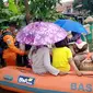 Ilustrasi - Petugas mengevakuasi korban banjir di Kroya, Cilacap, Jawa Tengah. (Foto: Liputan6.com/Basarnas)
