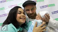 Melaney Ricardo dan Tyson Lynch menggelar jumpa pres terkait lahiran anak ke 2 di RS Siloam Kebon Jeruk, Jakarta Barat, Kamis (05/05/2016). [Foto: Herman Zakharia/Liputan6.com]