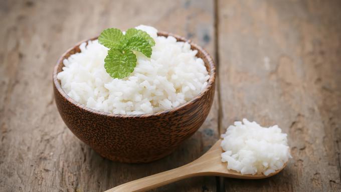 Menyelamatkan Nasi  yang Tidak Matang Berikut Solusinya 