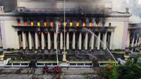 Petugas pemadam kebakaran memadamkan api di gedung Kantor Pos di Manila pada 22 Mei 2023. (AFP)