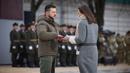 Presiden Ukraina Volodymyr Zelenskyy (kiri) memberikan penghargaan negara kepada seorang kerabat tentara yang gugur dengan penghargaan Pahlawan Ukraina dalam sebuah acara peringatan satu tahun perang Rusia-Ukraina di Kyiv, Ukraina, Jumat, 24 Februari 2023. Dalam pidatonya, Zelenskyy memuji prajurit Ukraina sebagai orang terpenting. Ia mengucapkan terima kasih kepada jutaan warga Ukraina yang berjuang mempertahankan kedaulatan Ukraina. (Kantor Pers Kepresidenan Ukraina via AP)