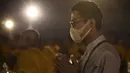 Umat Buddha mengenakan masker saat berdoa bersama di kuil Buddha Wat Dhammakaya, Bangkok (31/1/2020). Pemerintah Thailand mengumumkan 14 orang terkonfirmasi infeksi virus corona.Thailand memiliki jumlah kasus terbesar kedua di luar China. (AFP Photo/Lillian Suwanrumpha)