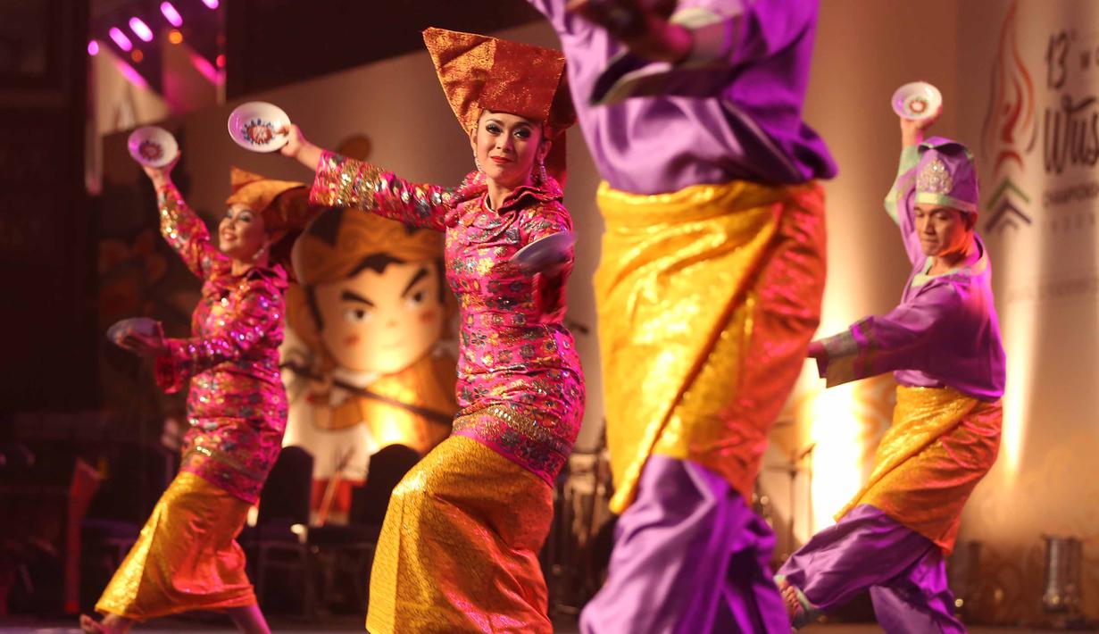 Para penari menampilkan tari Piring dari daerah Sumatera Barat pada Pembukaan Kejuaraan Dunia Wushu 2015 di JCC, Senayan, Jakarta, Jumat(13/11/2015). (Bola.com/Nicklas Hanoatubun)