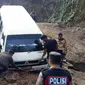 Longsor memutus akses jalan antara Kabupaten Aceh Barat dan Pidie hingga Senin siang (8/5/2023). (Liputan6.com/ Dok. Ist)
